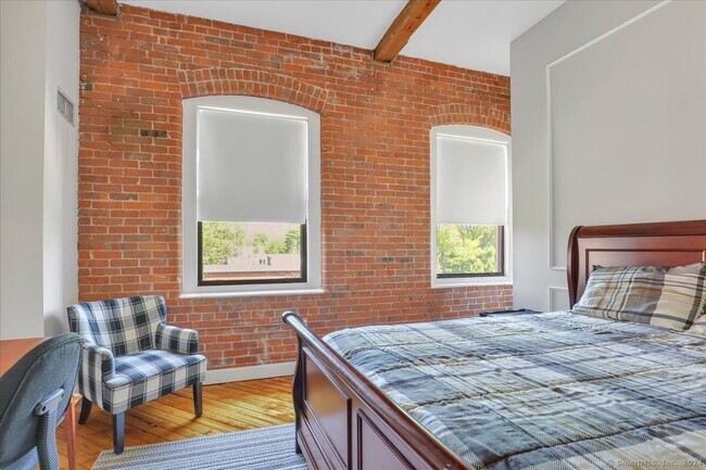 Building Photo - 222 Williams St E