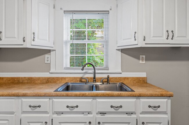 Building Photo - UNCG area with 3 bedrooms and 1 bath, Cent...