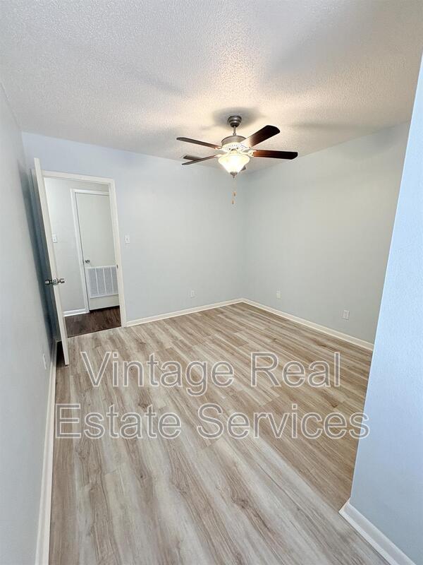 Building Photo - 851 Creekway Ct
