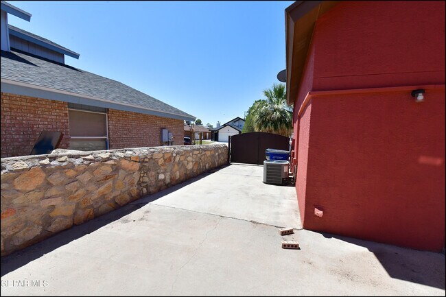 Building Photo - 12121 Tower Hill Dr