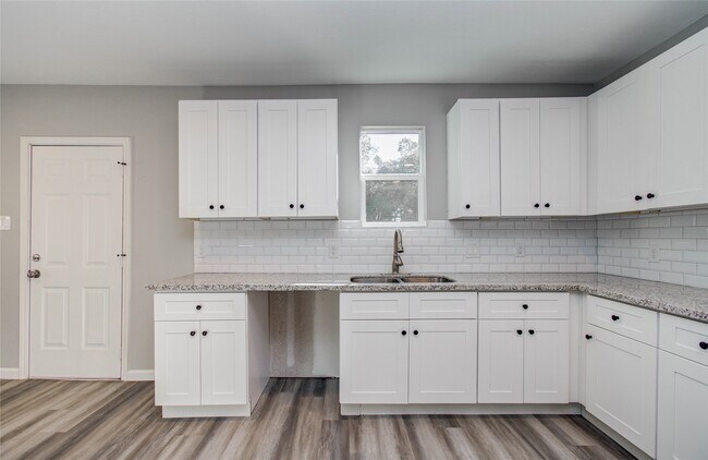 Building Photo - 9414 Lanewood Dr