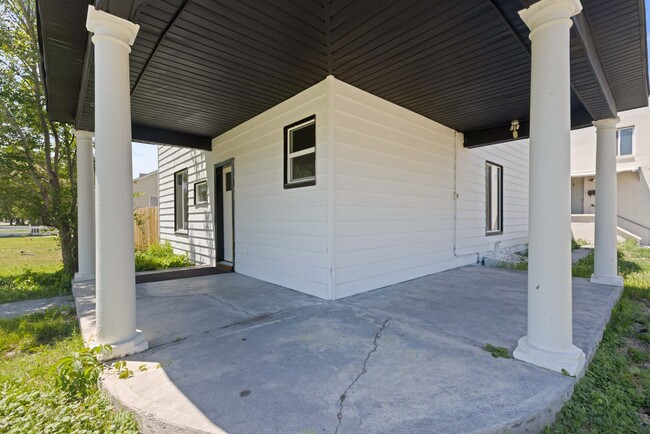 Building Photo - 5 Bed 2 Bath MODERN HERITAGE HOME