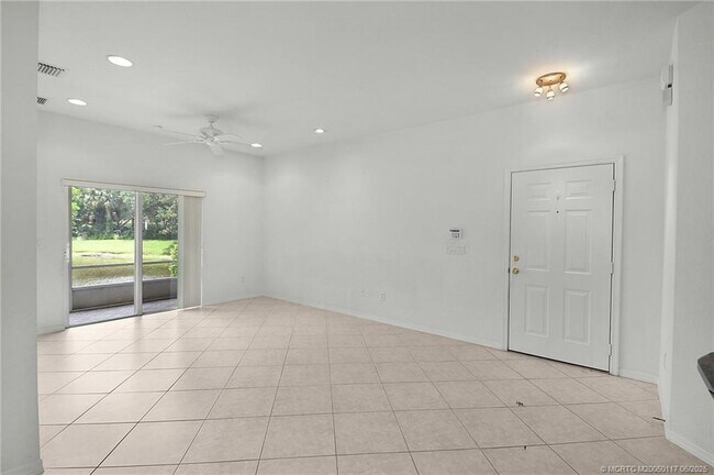 Building Photo - 1550 SE Hampshire Way