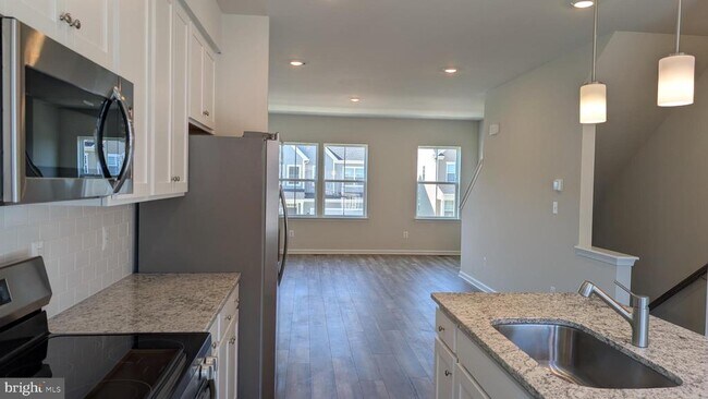 Building Photo - 413 SILVER BIRCH Dr