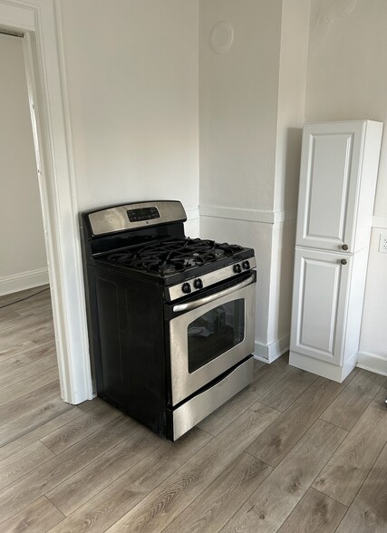 Kitchen - 200 Crocker St
