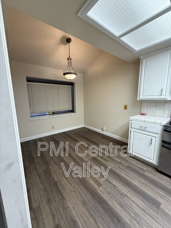 Building Photo - 1725 Edgebrook Dr
