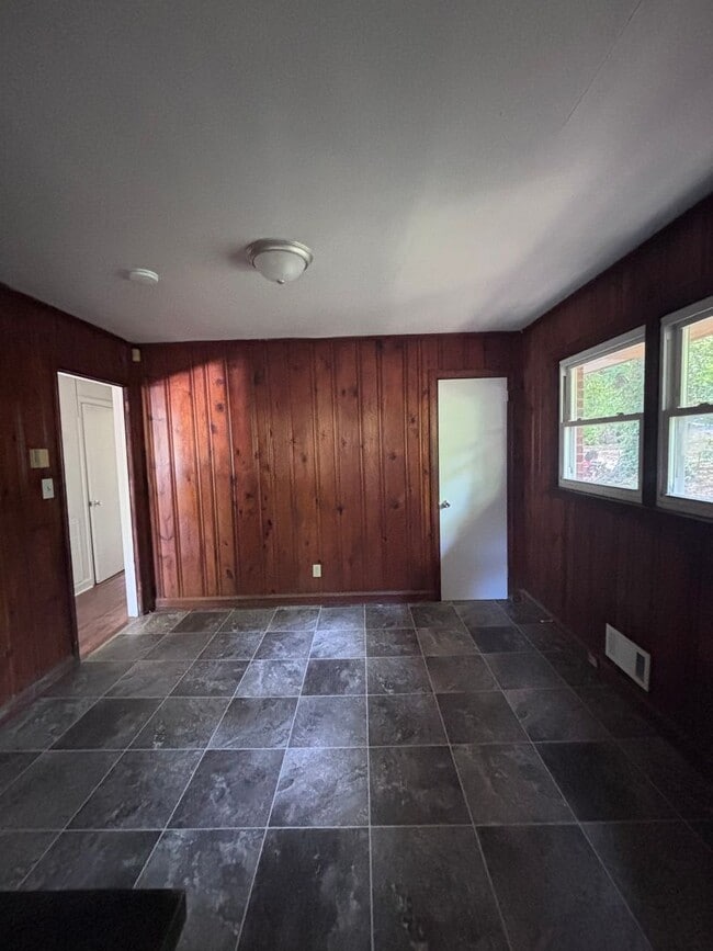Building Photo - Two bedroom, one bath house.