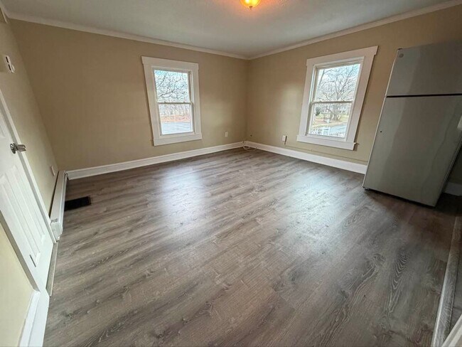 Building Photo - Gorgeous Studio, Second-floor! Apartment in quiet Pittsfield Street