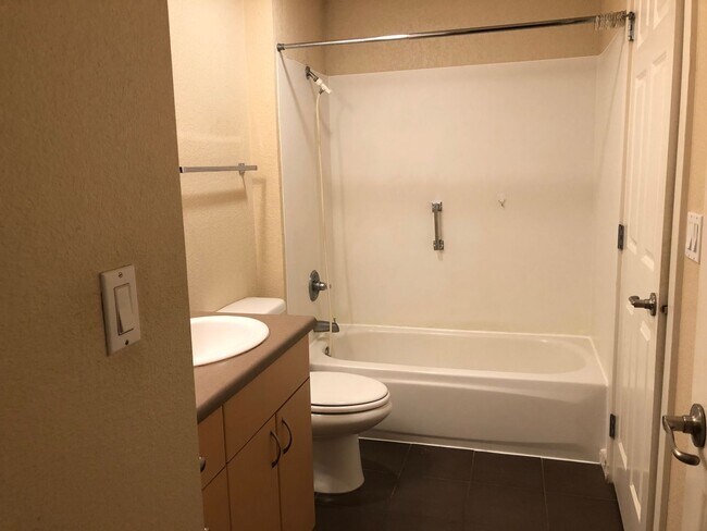 Building Photo - Charming 2-Bedroom, 1-Bathroom Condo in Prime Factoria Location