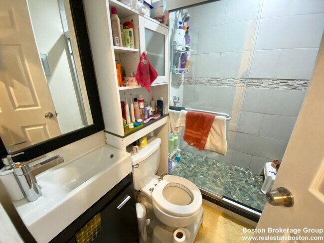 Building Photo - Super Renovated Apt Near NEU!  Laundry in Unit, Spacious and Sunny!