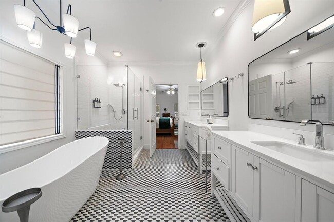 Building Photo - 5136 Chevy Chase Dr
