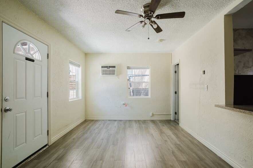 Building Photo - 5630 1/2 Craner Ave