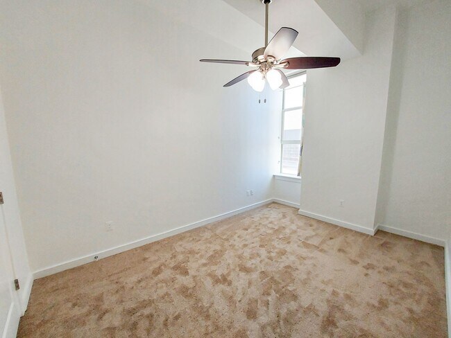 Building Photo - Spacious and Sunlit 1 BR 1 BA in 16th St H...