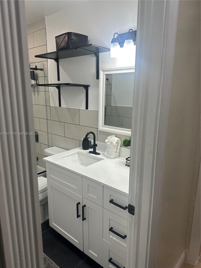 Building Photo - 13035 NE 7th Ave