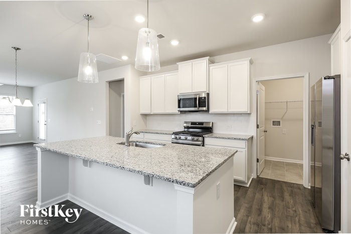 Building Photo - 586 Hillpark Ln