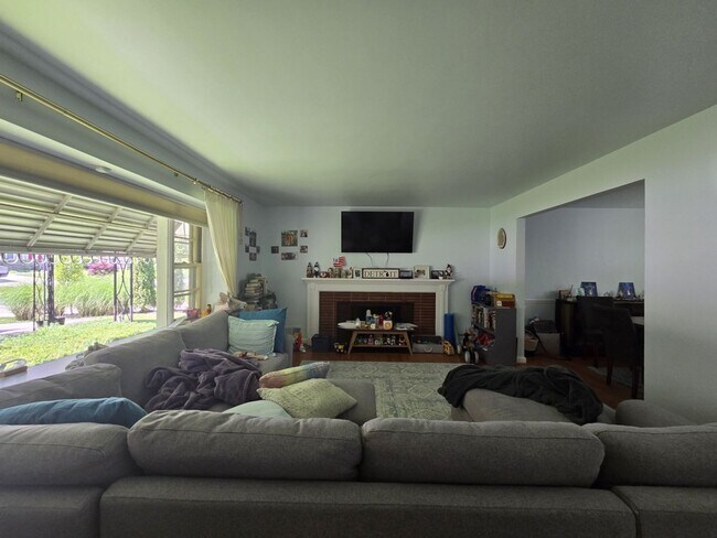 Building Photo - Spacious 4 Bedroom, 3 Bathroom Home in Close in Bethesda!!