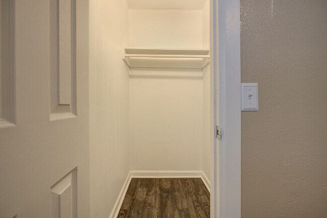 Building Photo - ** Move-in Special - First Full Month's Rent Free ** Bright & Stylish 2-Bedroom Close to the Plaz...