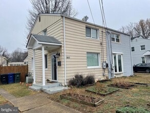 Building Photo - 5617 7th Pl S