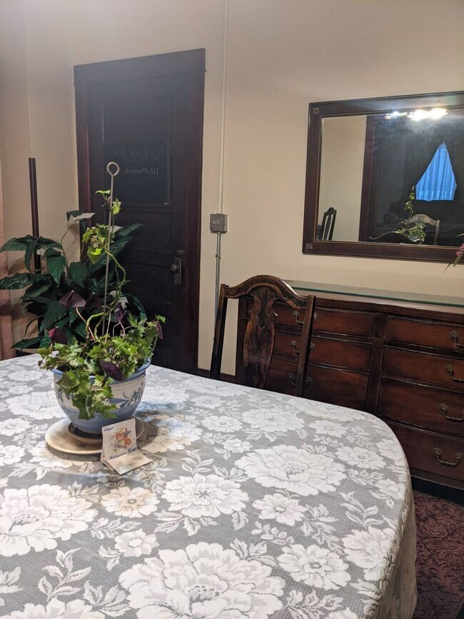 Building Photo - 612 Henrietta St