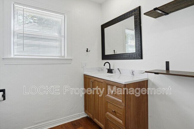 Building Photo - 410 McCarty St