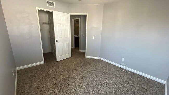 Building Photo - EAST PALMDALE HOME