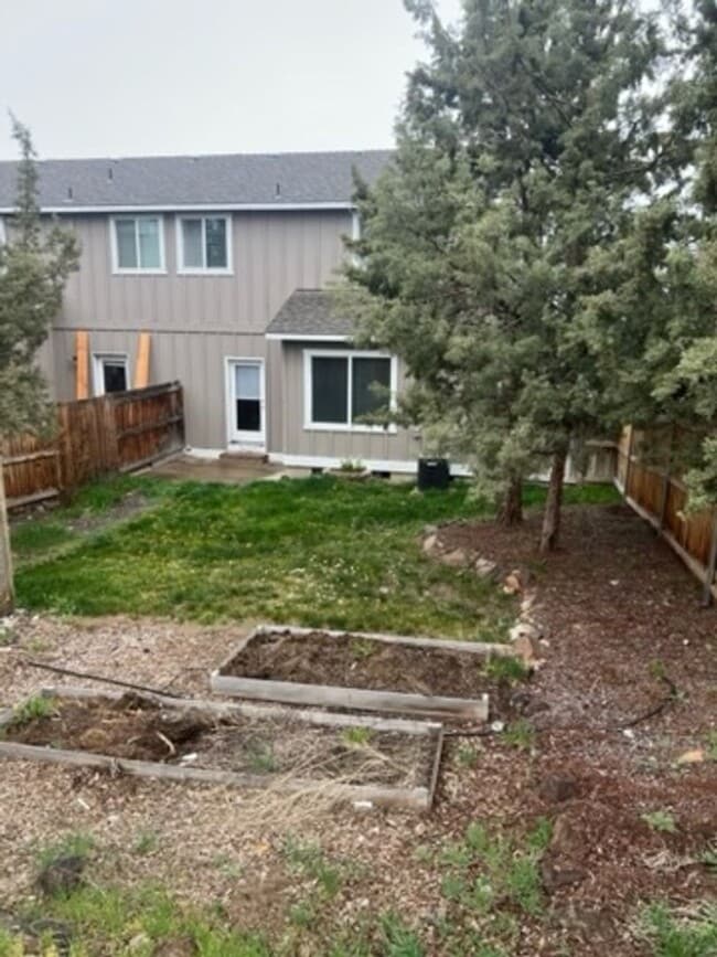 Building Photo - Reindeer Ave. Duplex