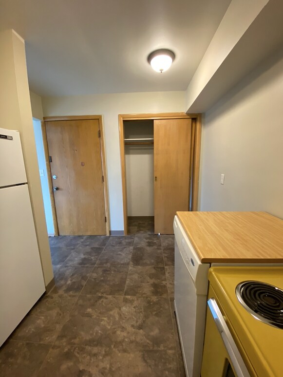 Building Photo - 1211-11 1/2 11 1/2 St N