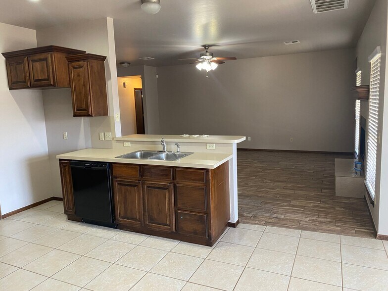 Building Photo - 113 N Shannon Way