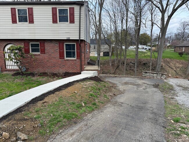 Building Photo - 108 Roberts Dr