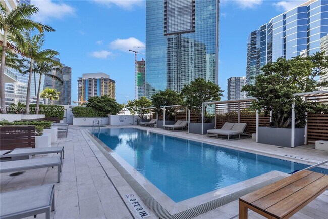 Building Photo - 1300 Brickell Bay Dr