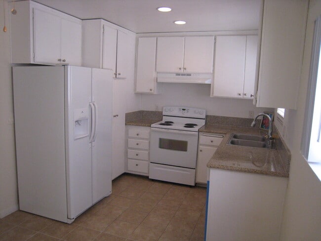 Building Photo - 719 N Eucalyptus Ave