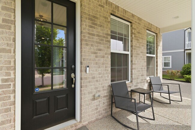 Building Photo - Luxury Executive Living in Sought-After Franklin Community
