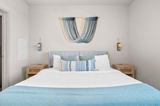 Building Photo - 711 W Broadway Rd