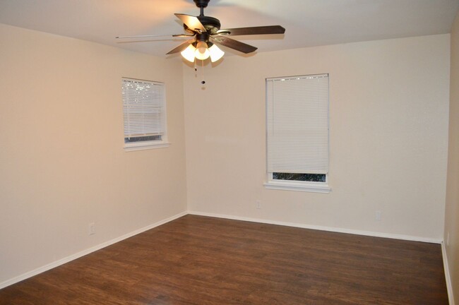 Building Photo - Beautiful remodeled 4 bedroom 2.5 ready to...