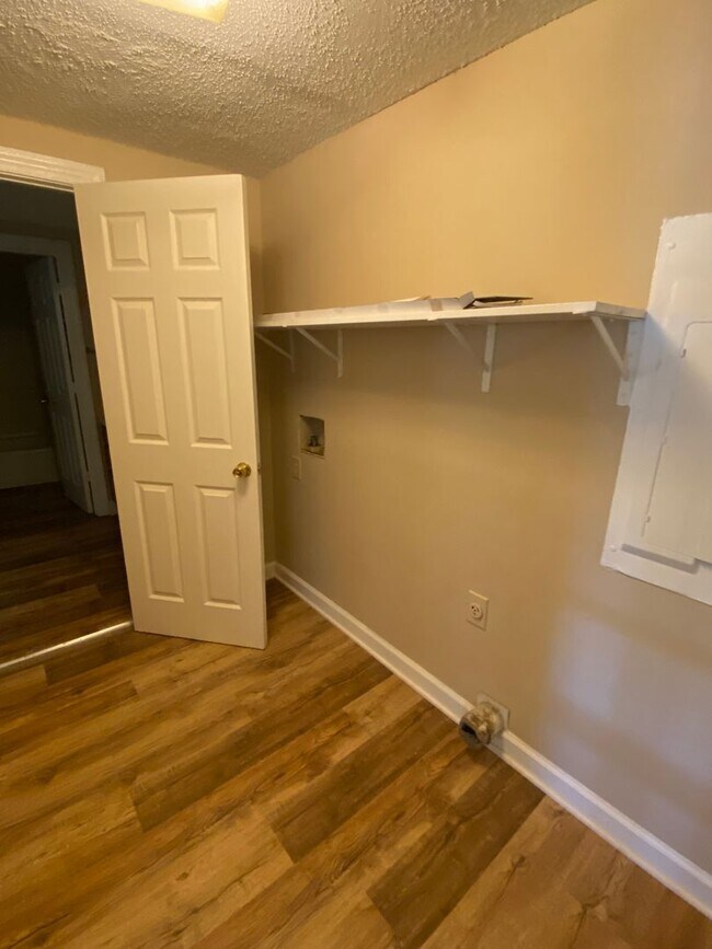 Building Photo - Ready to View! Cute 2 Bedroom Ranch!! Grea...