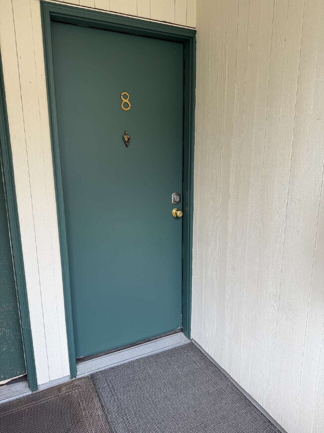 Building Photo - Fully Remodeled Bellevue Condo Available Now!