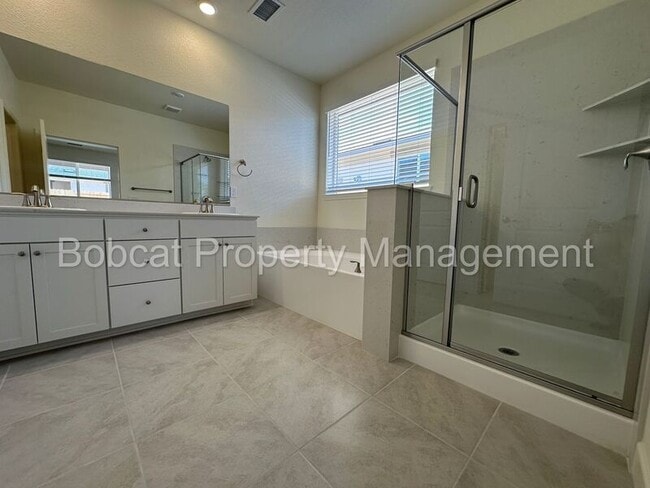 Building Photo - 925 Nelle Dr
