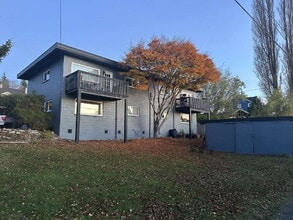 Building Photo - Cozy 1-Bed Retreat Overlooking Bellingham Bay with Utilities Savings!