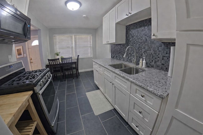 Building Photo - Close to Shopping Center + Granite Countertops + Shared Off-Street Parking! Available August 5th!