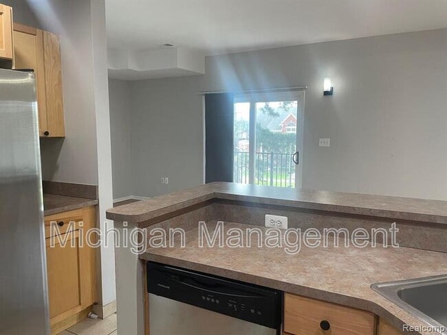 Building Photo - 2721 E Maple Rd