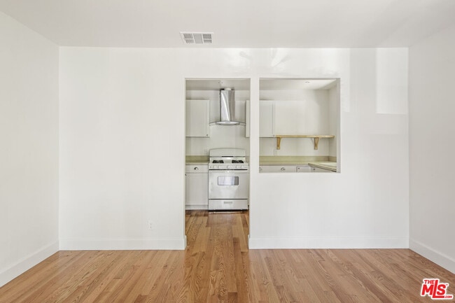 Building Photo - 809 N Stanley Ave