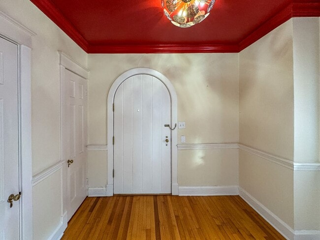 Building Photo - Stunning 4 Bed 4 Bath Haymount Home