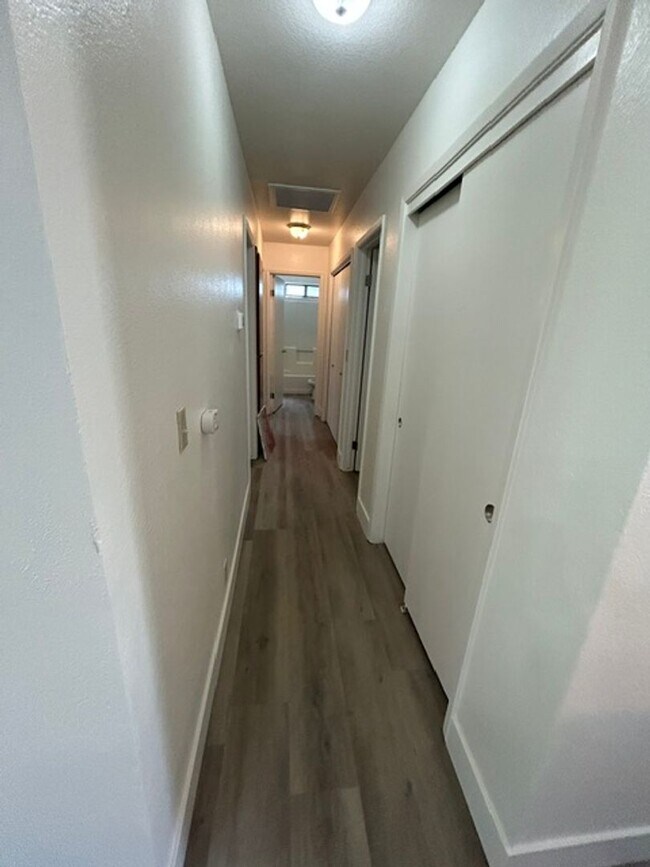 Building Photo - 3 Bedroom 2 Bathroom Home in Tulare!