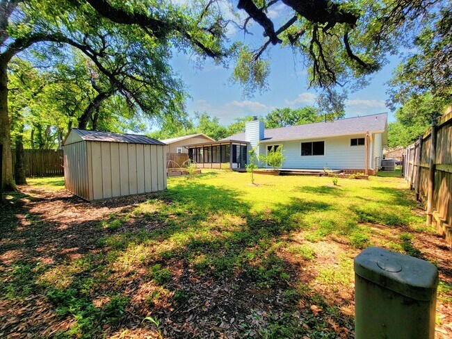 Building Photo - 3 Bed, 2 Bath Single-Level Gem with Firepl...