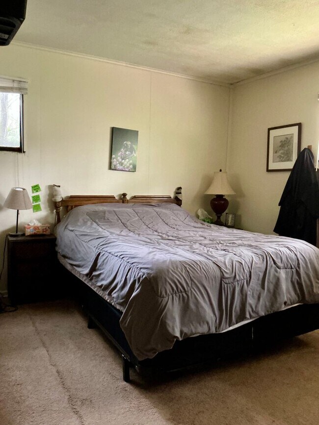 Building Photo - 3 Bedroom 1 Bath Near UGA and 5 Points! Available August 10th!