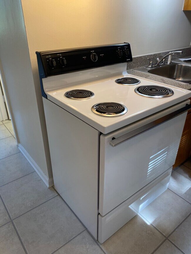 Building Photo - Andover, CT- One bedroom one bath apt in a...