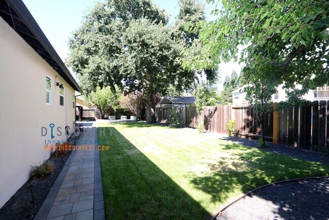 Building Photo - Your Ideal Mid-Century Modern Retreat Comi...