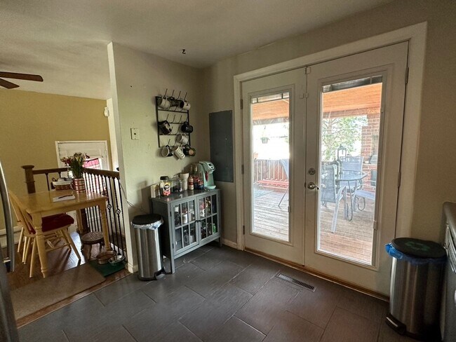 Building Photo - CUTE 3BD RANCHER WITH CHARACTER IN CENTRAL...