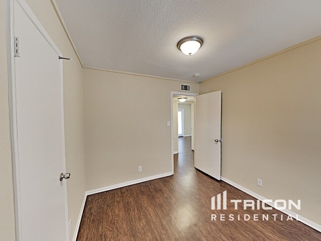 Building Photo - 6112 Granada Cir