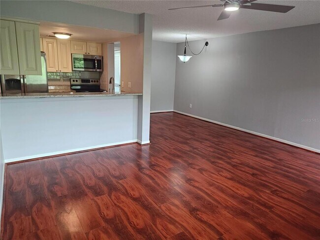 Building Photo - 2525 W Bay Dr